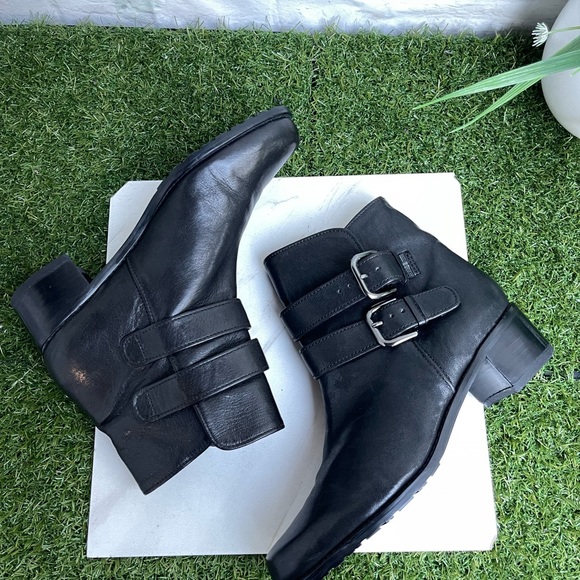 STUART WEITZMAN Strapduo Black
Leather Moto Buckle Ankle Boots Size
7.5 - Picture 2 of 11